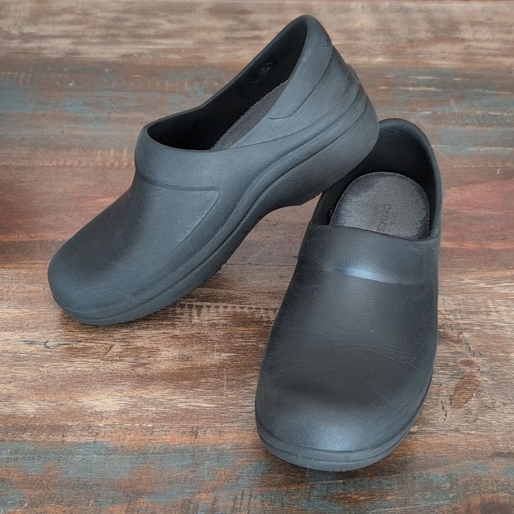 Crocs Neria Pro II Black Comfort Clogs Slip Resistant - Women's 7